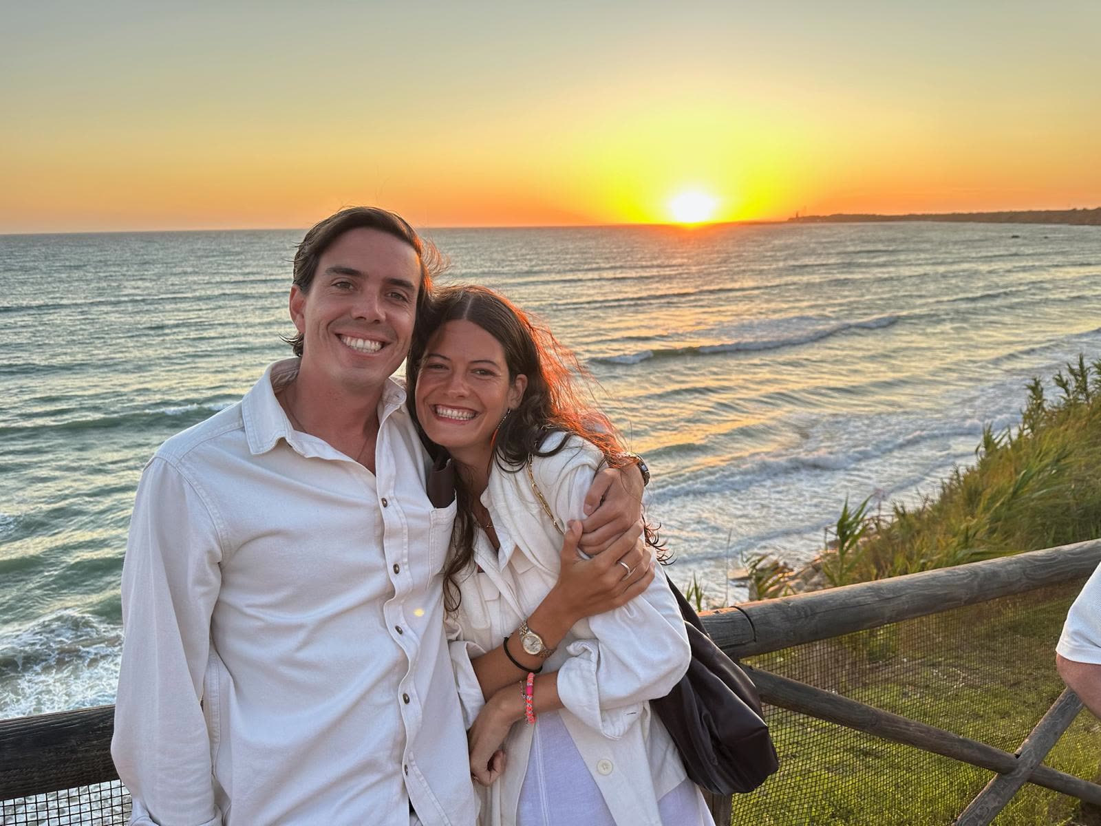 Pilar y Luis sonriendo frente al mar